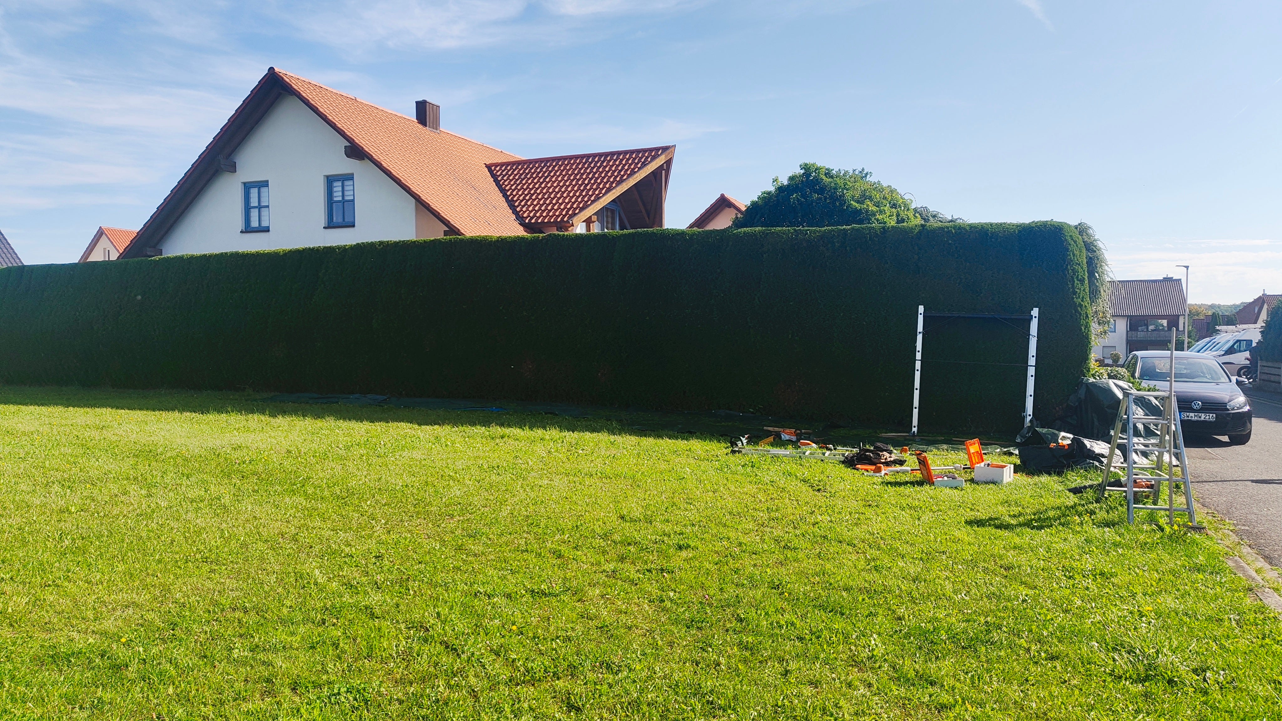 Professioneller Heckenschnitt in Schweinfurt – gepflegte Hecke nach fachgerechtem Rückschnitt.